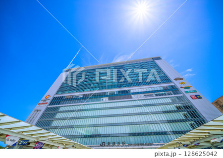 日本の横浜都市景観 インバウンド…(賑わう)新横浜駅や飛行機雲、太陽などを望む。新時代へ=7月19日 日本の横浜都市景観 インバウンド…(賑わう)新横浜駅や飛行機雲、太陽などを望む。新時代へ=7月19日 128625042