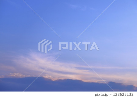 夕暮れの空 雲 空のみ 夕暮れの空 雲 空のみ 128625132