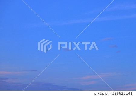 夕暮れの空 雲 空のみ 夕暮れの空 雲 空のみ 128625141