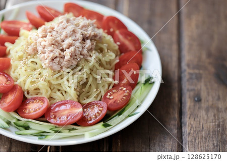 タレをかける前のツナとミニトマトの冷やしラーメン 128625170