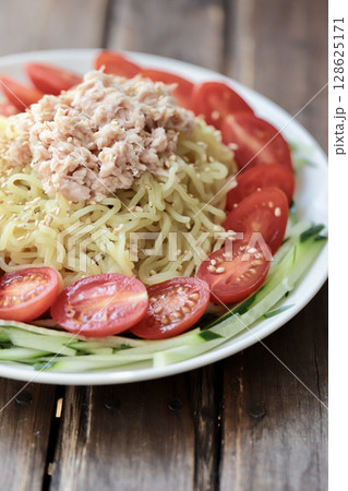 タレをかける前のツナとミニトマトの冷やしラーメン 128625171