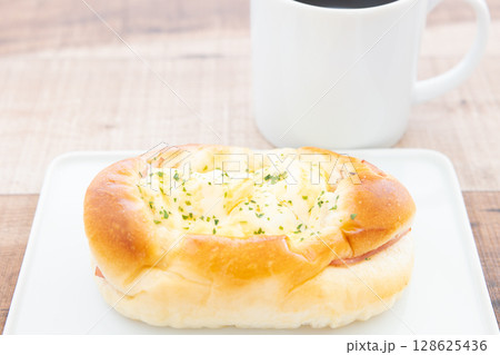 美味しいハムたまごロールとホットコーヒー 128625436