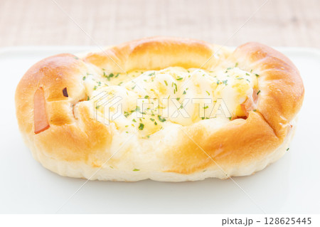 美味しいハムたまごロール 128625445