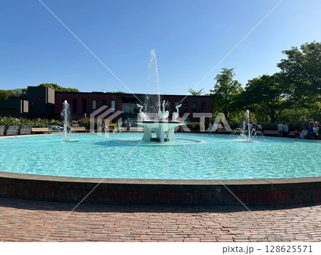 公園の中心にあるモダンな噴水と青空の風景 128625571