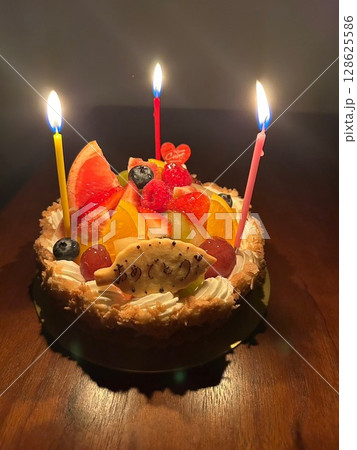 「おめでとう」のメッセージ入りケーキと誕生日の雰囲気 128625586