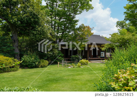 犬山氏にある日本庭園・有楽苑(国宝茶室・如庵) 犬山氏にある日本庭園・有楽苑(国宝茶室・如庵) 128625615