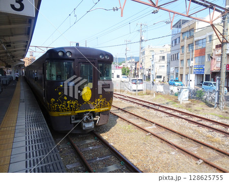 尾道駅に停車するはなあかり(広島県尾道市)2025年6月 128625755