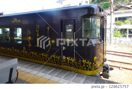 尾道駅に停車するはなあかり(広島県尾道市)2025年6月 128625757