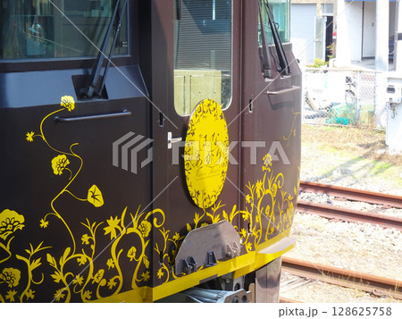 尾道駅に停車するはなあかり(広島県尾道市)2025年6月 128625758