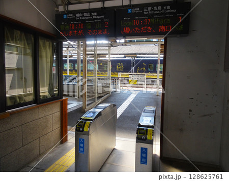 尾道駅に停車するはなあかり(広島県尾道市)2025年6月 128625761