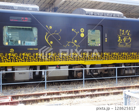 尾道駅に停車するはなあかり(広島県尾道市)2025年6月 128625817