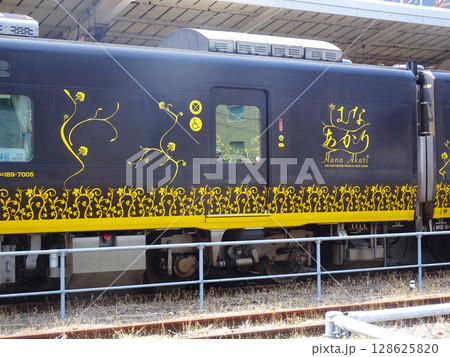 尾道駅に停車するはなあかり(広島県尾道市)2025年6月 128625820