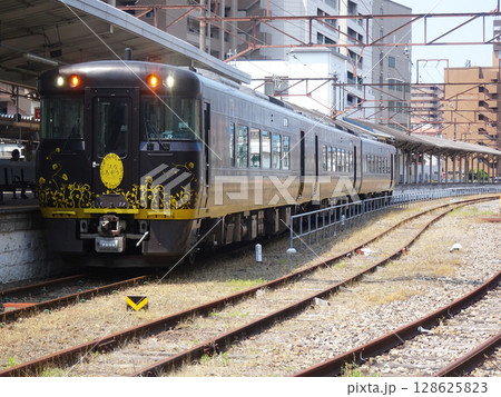 尾道駅に停車するはなあかり(広島県尾道市)2025年6月 128625823