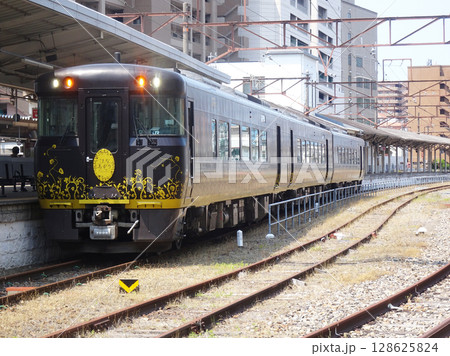 尾道駅に停車するはなあかり(広島県尾道市)2025年6月 128625824