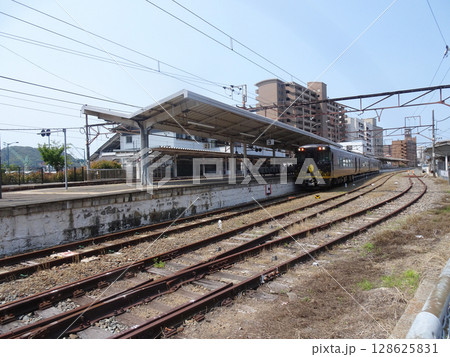 尾道駅に停車するはなあかり(広島県尾道市)2025年6月 128625831