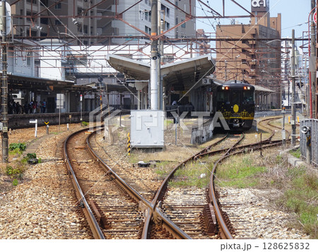 尾道駅に停車するはなあかり(広島県尾道市)2025年6月 128625832
