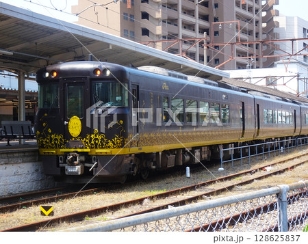 尾道駅に停車するはなあかり(広島県尾道市)2025年6月 128625837
