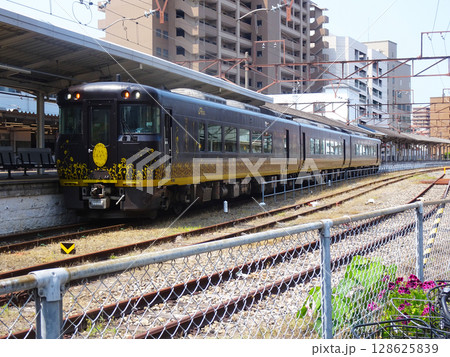 尾道駅に停車するはなあかり(広島県尾道市)2025年6月 128625839