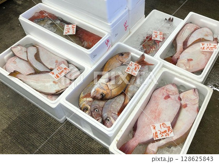 日本の魚市場に並ぶ新鮮な魚 日本の魚市場に並ぶ新鮮な魚 128625843
