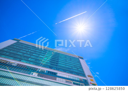 日本の横浜都市景観 インバウンド…(賑わう)新横浜駅や飛行機雲、太陽などを望む。新時代へ＝7月19日 128625850