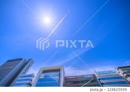 日本の横浜都市景観 新横浜駅前のビル群や飛行機雲、太陽などを望む。新時代へ＝7月19日 128625939