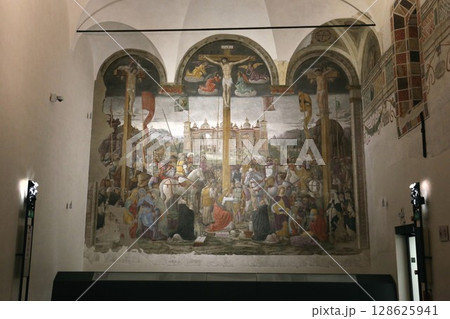 最後の晩餐の向かいにあるジョヴァンニ・ドナート・モントルファノが1495年に描いたキリストの磔刑 最後の晩餐の向かいにあるジョヴァンニ・ドナート・モントルファノが1495年に描いたキリストの磔刑 128625941