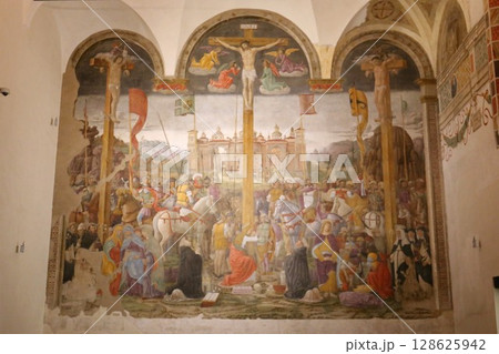 最後の晩餐の向かいにあるジョヴァンニ・ドナート・モントルファノが1495年に描いたキリストの磔刑 最後の晩餐の向かいにあるジョヴァンニ・ドナート・モントルファノが1495年に描いたキリストの磔刑 128625942