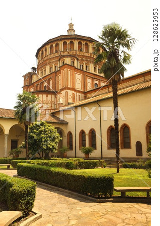 最後の晩餐があるサンタ・マリア・デッレ・グラツィエ教会の中庭 128625953