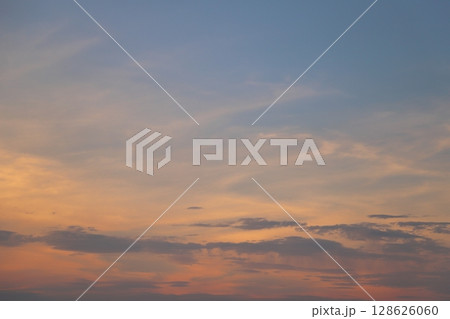 夕焼け空　雲　空のみ 128626060