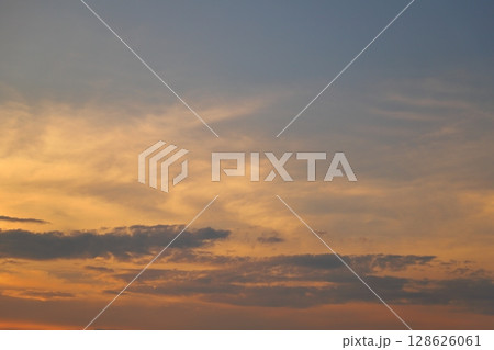 夕焼け空　雲　空のみ 128626061