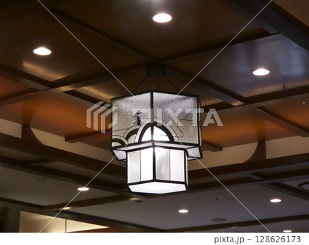 趣のある木製格天井と、うさぎの和モダンなペンダントライト 趣のある木製格天井と、うさぎの和モダンなペンダントライト 128626173