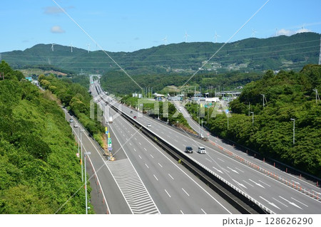 新東名高速道路と浜松サービスエリア 128626290