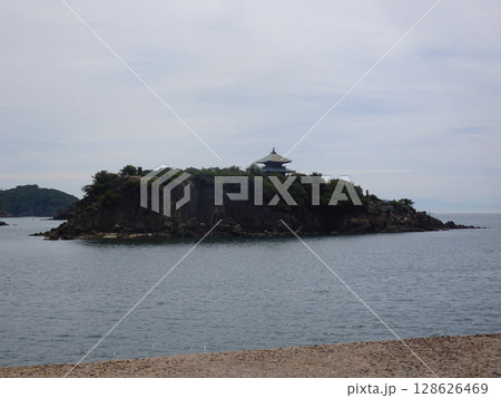 鞆の浦の仙酔島（広島県福山市） 128626469