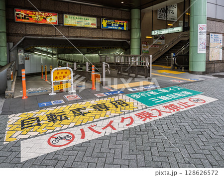 北千住駅の東西を結ぶ自由通路の入口（東口側） 128626572