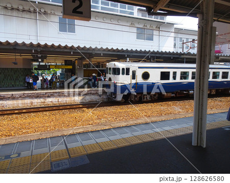 尾道駅で停車しているetSETOra（エトセトラ）広島県尾道市 128626580