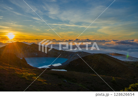 群馬県草津町 白根山と朝焼け 群馬県草津町 白根山と朝焼け 128626654