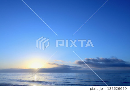海から昇る朝日　　夏 128626659
