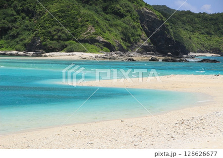 座間味島の珊瑚礁の綺麗な道、シルビーチ　夏風景 128626677