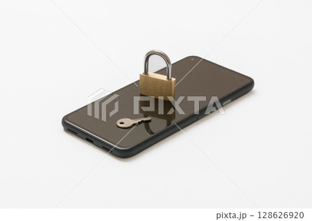 スマートフォンの上に置かれた南京錠 セキュリティイメージ スマートフォンの上に置かれた南京錠 セキュリティイメージ 128626920