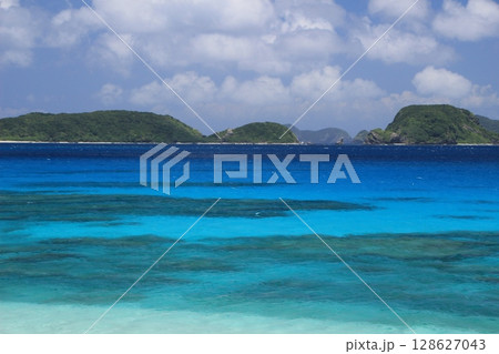 座間味島、古座間味ビーチ　美しいブルーの海と空 128627043