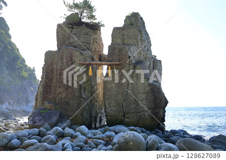 伊豆稲取のはさみ石 2 伊豆稲取のはさみ石 2 128627089