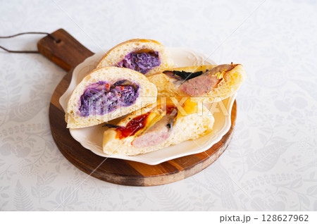 手作りウインナーパンと紫野菜サラダパン 手作りウインナーパンと紫野菜サラダパン 128627962
