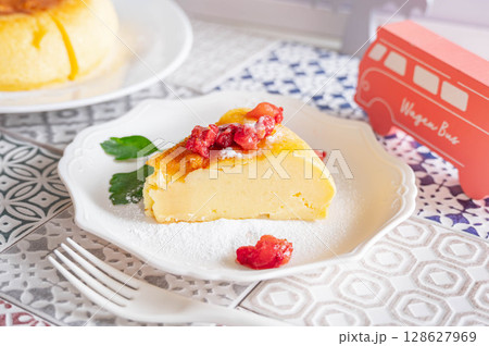 フローズンストロベリーをのせたヨーグルトケーキ 128627969