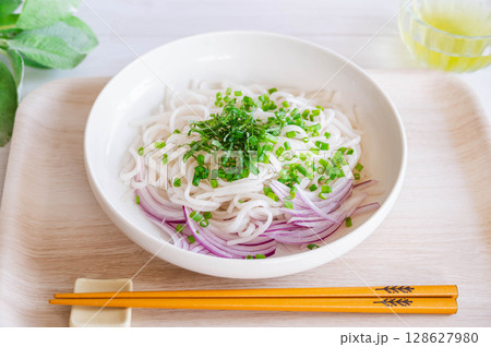 ヘルシー麺でぶっかけうどん ヘルシー麺でぶっかけうどん 128627980