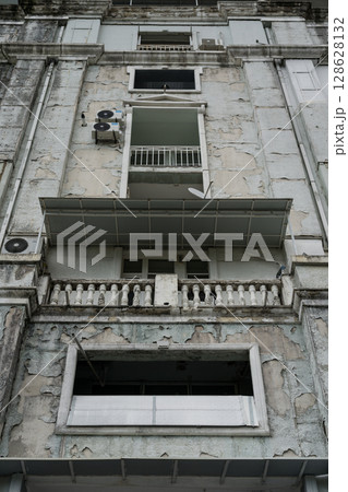 The old shabby facade of a building in Batumi 128628132