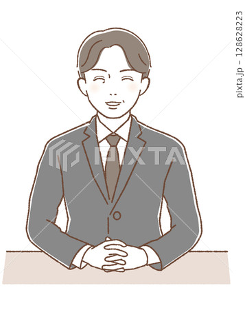 手を組んで笑顔で対応するスーツの中高年男性 手を組んで笑顔で対応するスーツの中高年男性 128628223