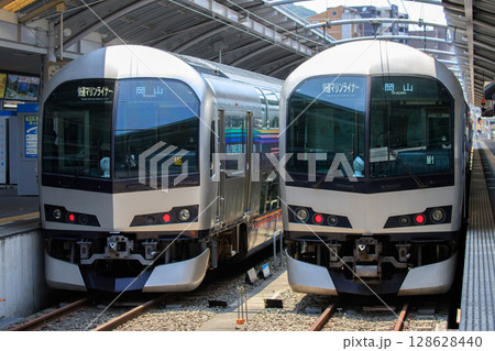 高松駅で並ぶ快速「マリンライナー」（JR四国・JR西日本） 128628440