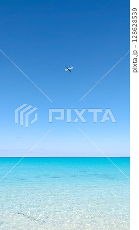 青い海と飛行機 青い海と飛行機 128628539