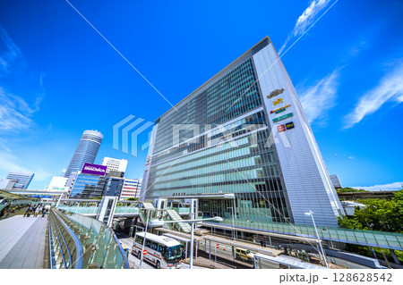 日本の横浜都市景観 新幹線（画面右）や新横浜駅、横浜プリンスホテルなどを望む。新時代へ…＝19日 128628542