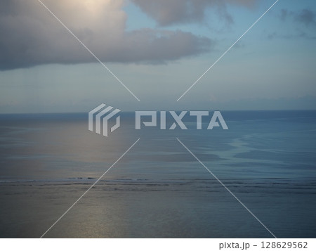 グアムの夕方の空と海 128629562